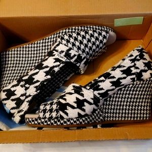 NIB RARE Tom's Houndstooth Wedge Size 8.5